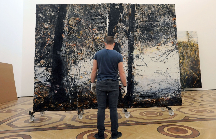 Pinturas de plomo, hierba y dolor: cómo se monta la exposición de Anselm Kiefer en el Museo Estatal del Hermitage