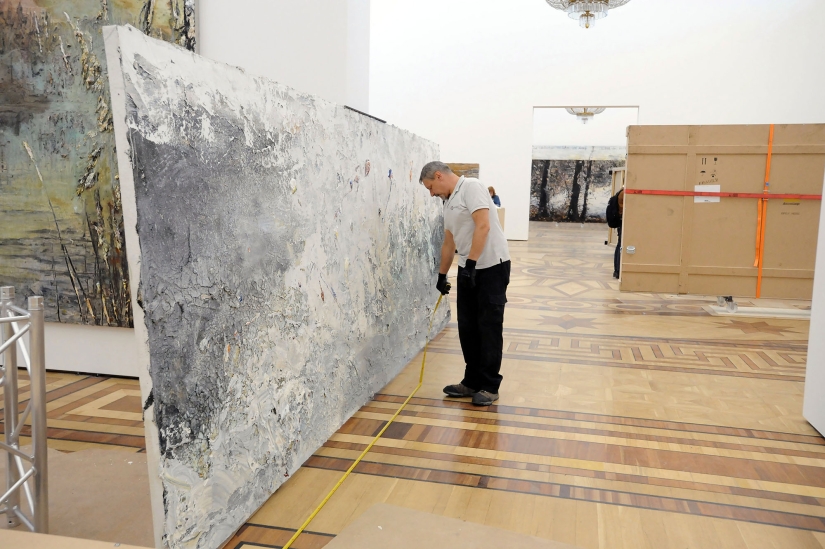 Pinturas de plomo, hierba y dolor: cómo se monta la exposición de Anselm Kiefer en el Museo Estatal del Hermitage
