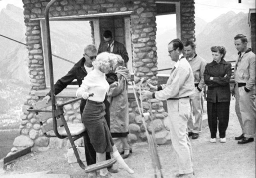 Plaster-beauty is not a hindrance: rare photos of Marilyn Monroe on crutches