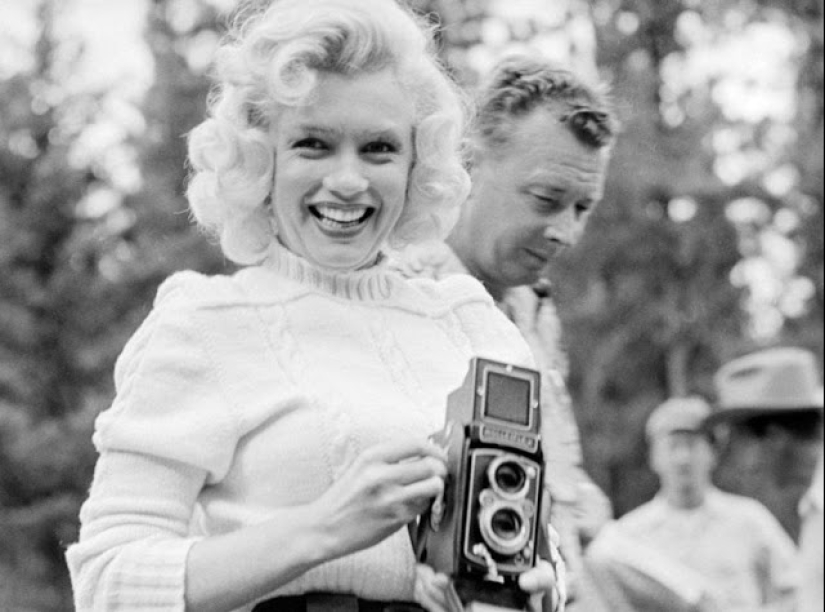 Plaster-beauty is not a hindrance: rare photos of Marilyn Monroe on crutches