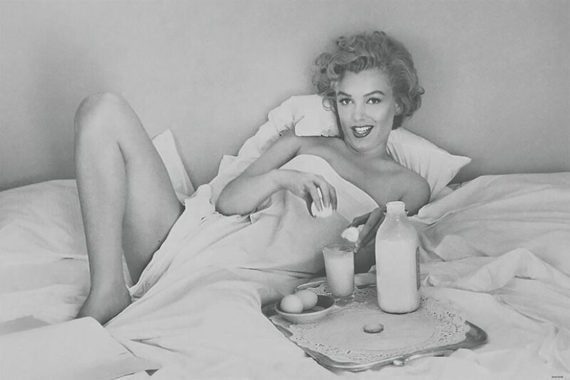 Playful Marilyn Monroe has breakfast in bed