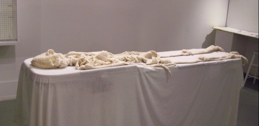 Plumas locas: una artesana canadiense ha tejido un modelo anatómico preciso de un esqueleto humano