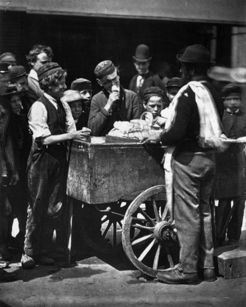 Pobreza sin fin en las calles de Londres en 1873-1877