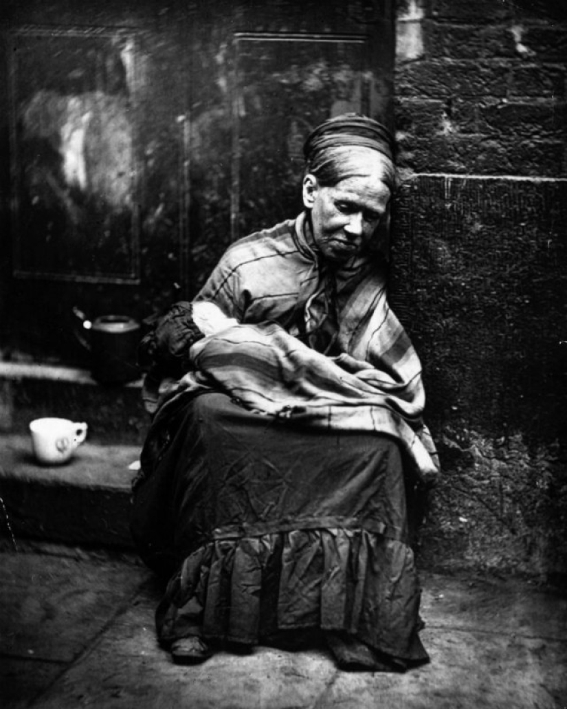 Pobreza sin fin en las calles de Londres en 1873-1877