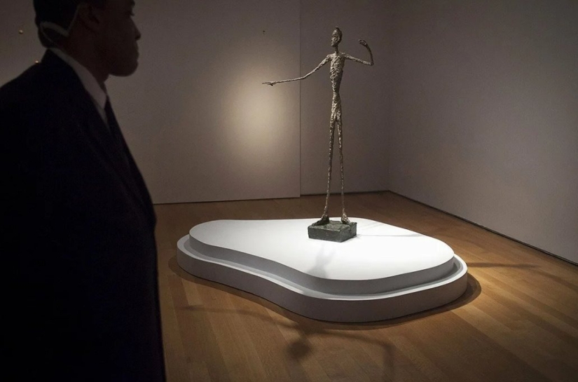 Pocos creerían que esta es la escultura más cara del mundo: ¿cómo es el famoso "Señalador" valorado en 141.000.000 de dólares?
