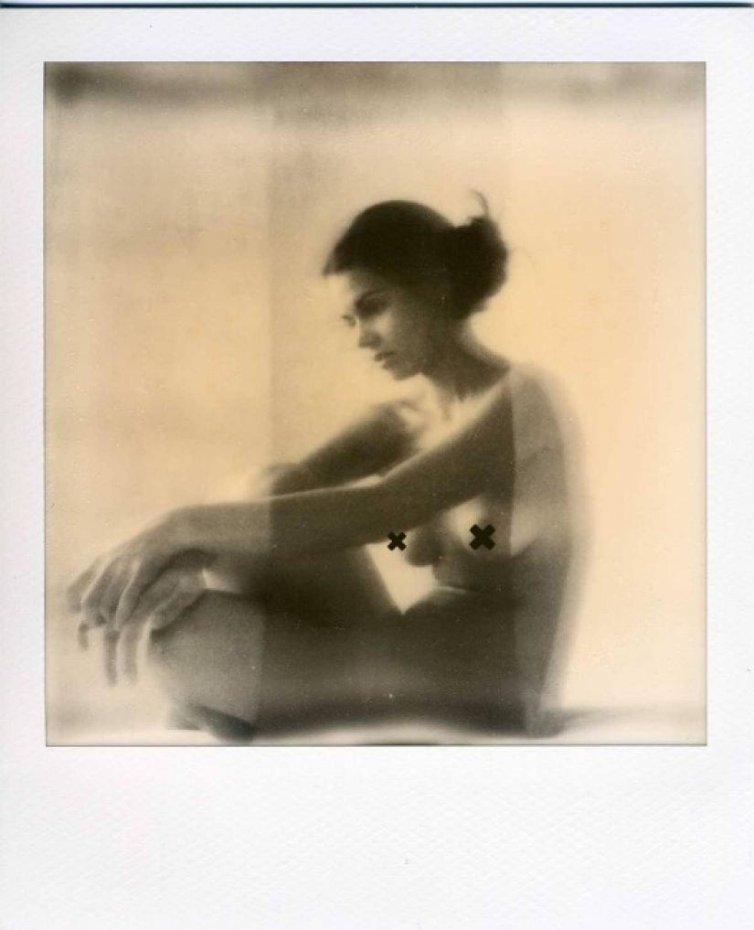 Polaroids eróticas de 66 fotógrafos del proyecto Raw Beauties