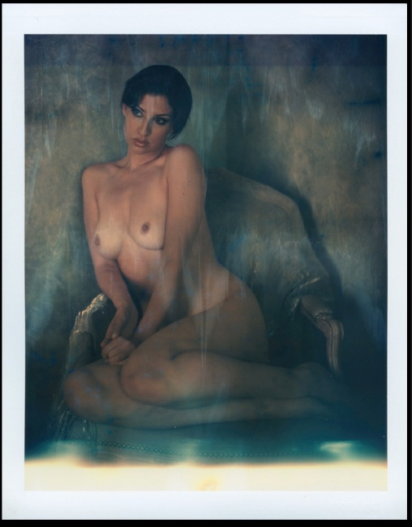 Polaroids eróticas de 66 fotógrafos del proyecto Raw Beauties