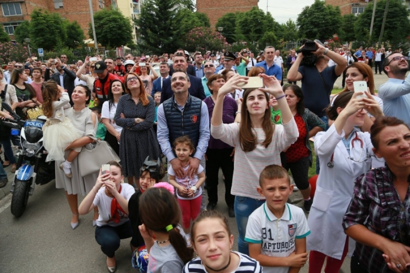 Policías albaneses disfrazados de superhéroes para felicitar a los niños enfermos por las vacaciones