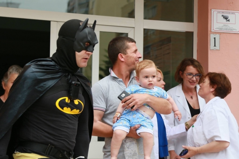 Policías albaneses disfrazados de superhéroes para felicitar a los niños enfermos por las vacaciones