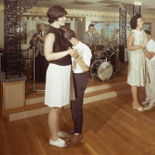 Polish artist made fun of old American photos... and improved them