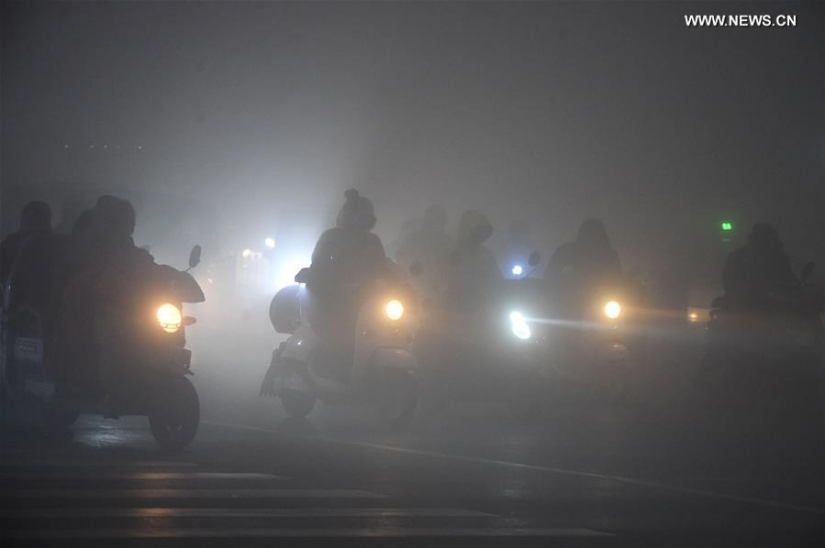 Por primera vez en la historia, China ha declarado un nivel de peligro "rojo" debido al terrible smog