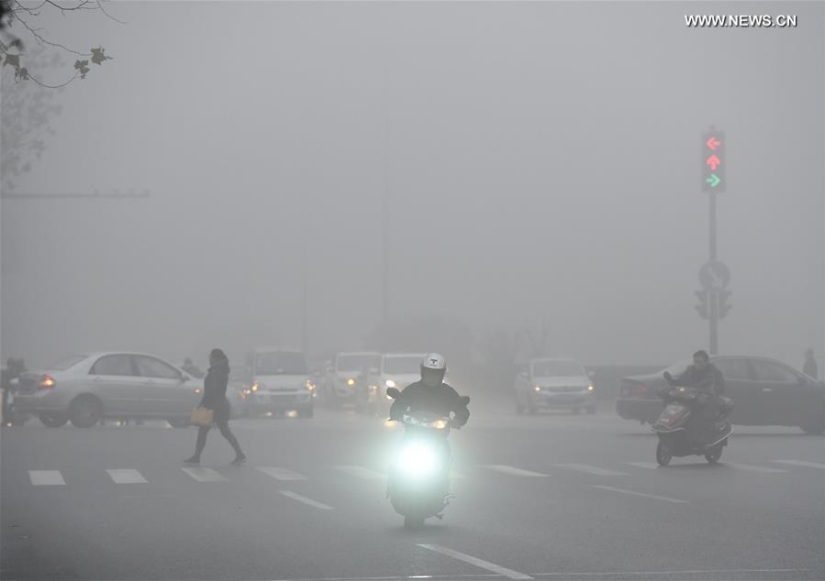 Por primera vez en la historia, China ha declarado un nivel de peligro "rojo" debido al terrible smog