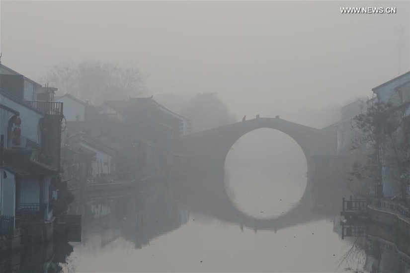 Por primera vez en la historia, China ha declarado un nivel de peligro "rojo" debido al terrible smog