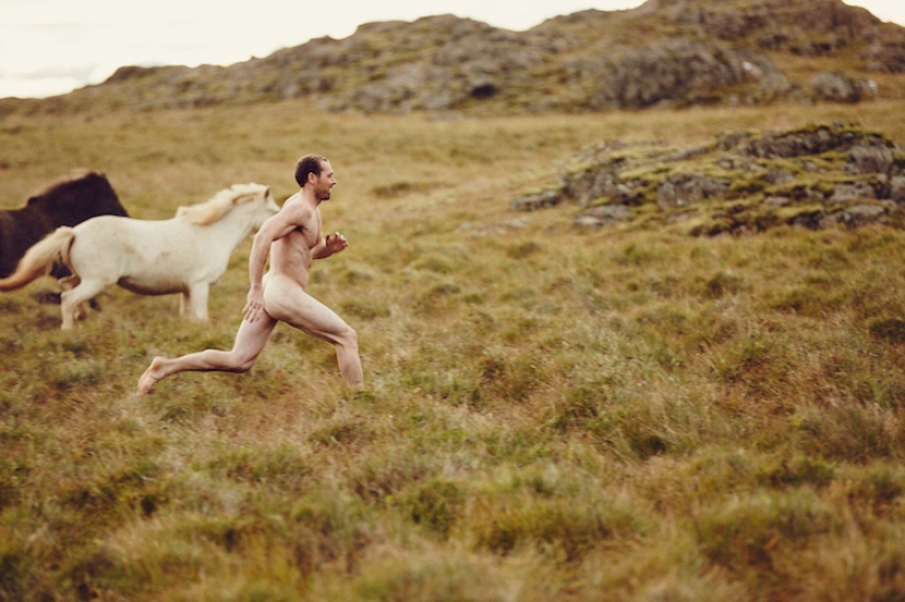 Por qué a este artista le gusta correr con caballos por los campos en lo que la madre dio a luz