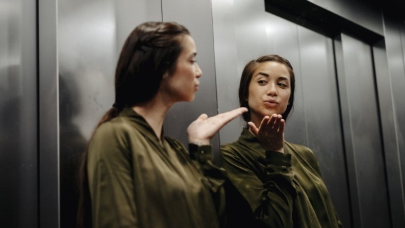 ¿Por qué cuelgan espejos en los ascensores? Varias razones completamente obvias