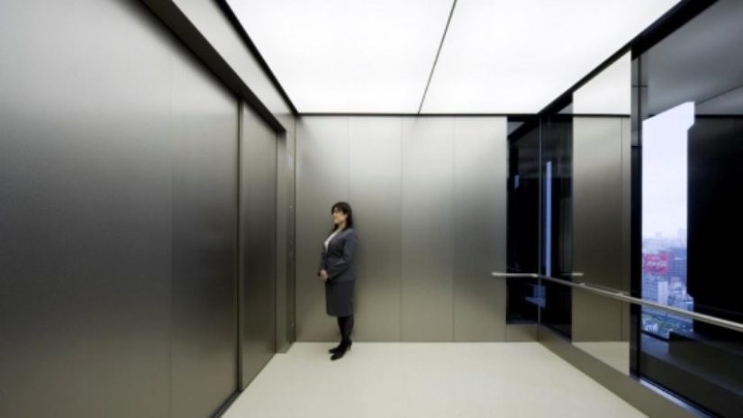 Por qué es mejor no subir al ascensor primero en Japón