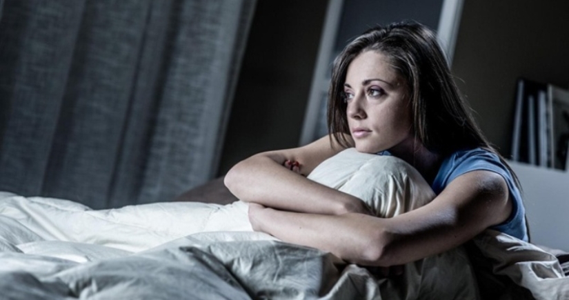 Por qué los malos pensamientos nos impiden dormirnos y cómo lidiar con ellos