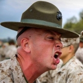 Por qué los sargentos del ejército de los Estados Unidos gritan constantemente a los reclutas