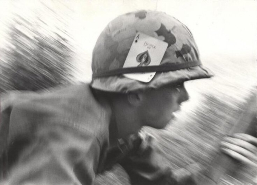 ¿Por qué los soldados estadounidenses en Vietnam usan cartas en sus cascos