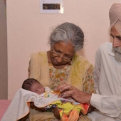 ¿Por qué una mujer india de 72 años dio a luz a su primer hijo?