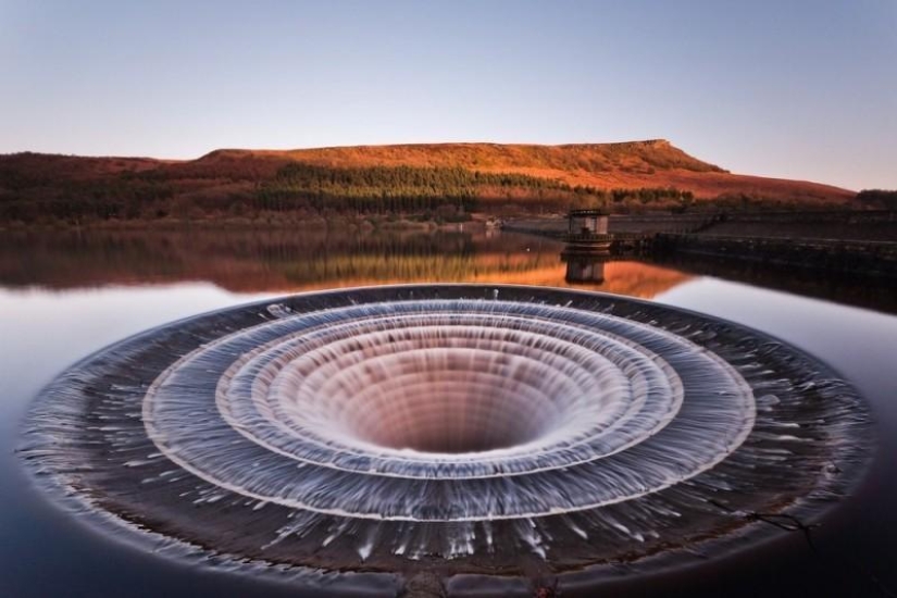 Portal to Other Worlds - Ladybower Reservoir crater