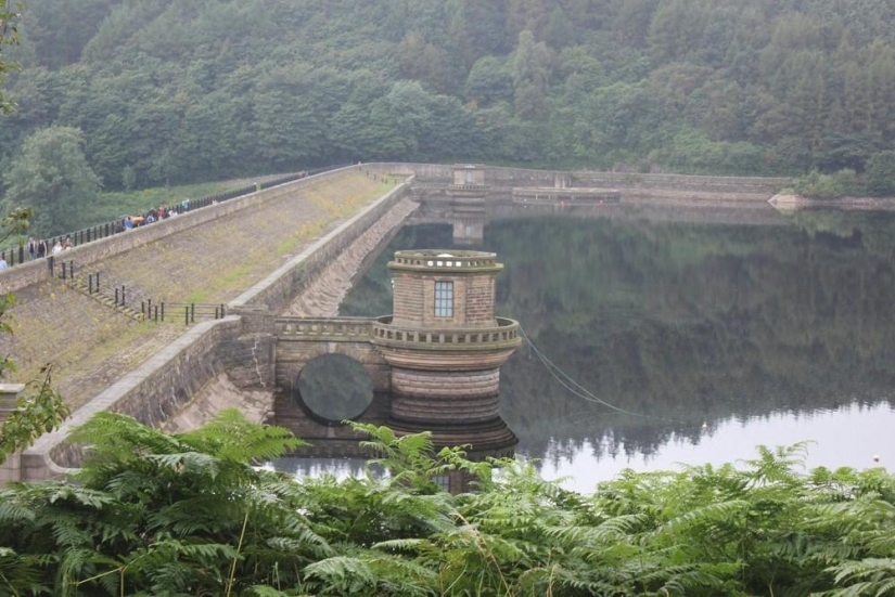 Portal to Other Worlds - Ladybower Reservoir crater