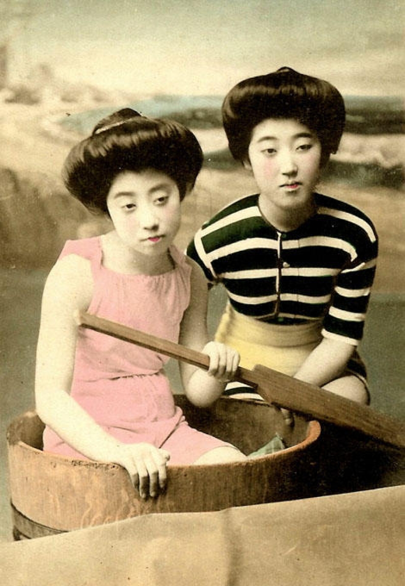 Postales pin-up japonesas con geishas en traje de baño
