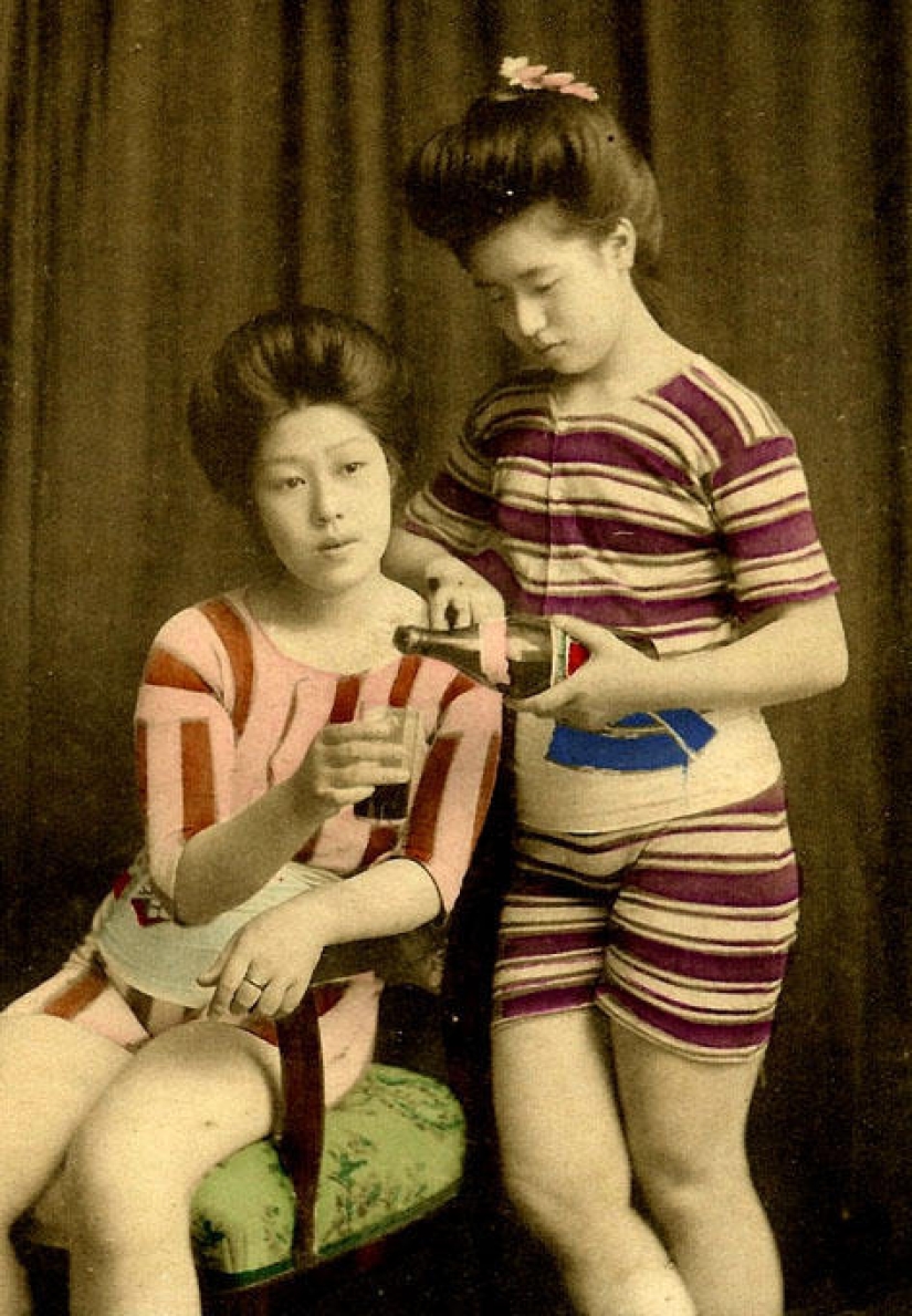 Postales pin-up japonesas con geishas en traje de baño
