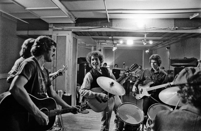 Previously unseen photos of Bob Dylan and his friends