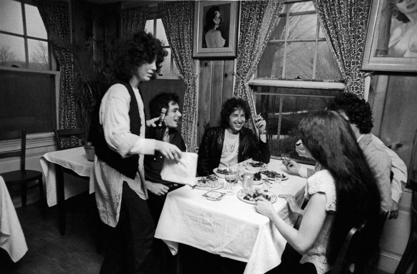Previously unseen photos of Bob Dylan and his friends