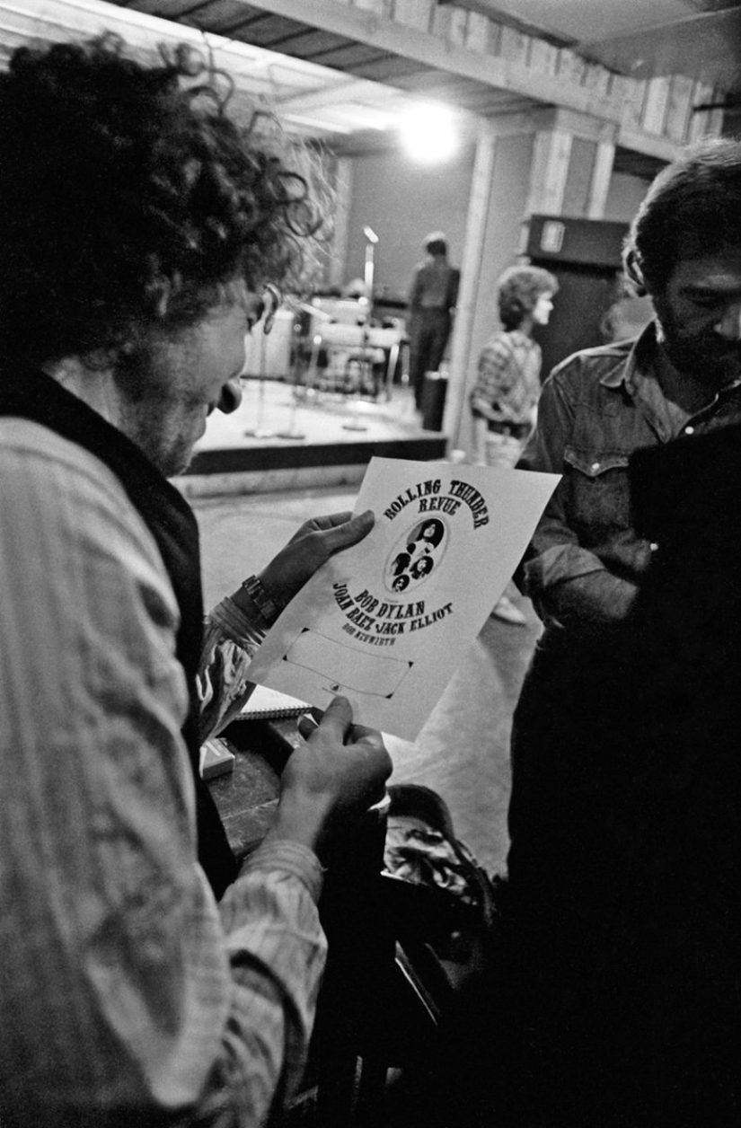 Previously unseen photos of Bob Dylan and his friends