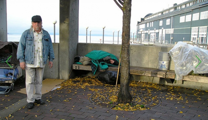 "Private course of applied homelessness": a tourist service from an enterprising homeless person