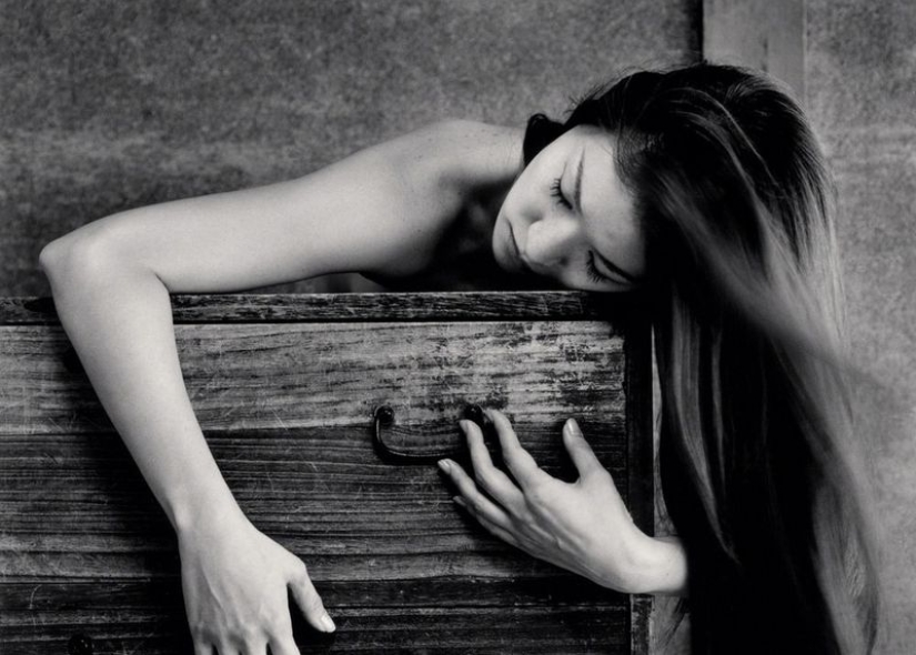 Proyecto fotográfico de Michael Kenna "Rafu": desnudo femenino al estilo del haiku japonés