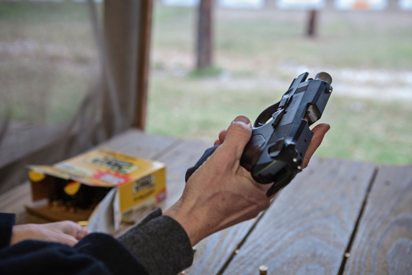 Proyecto fotográfico sobre mujeres sensuales de Texas y sus armas favoritas