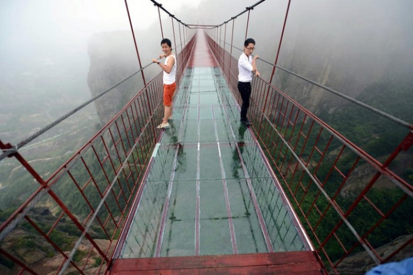 Puente de cristal para amantes de las emociones fuertes