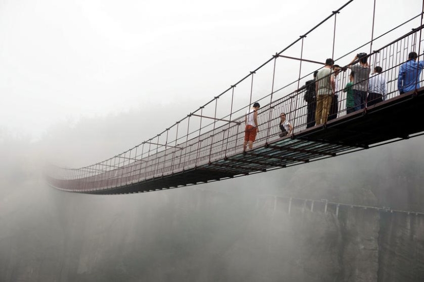 Puente de cristal para amantes de las emociones fuertes