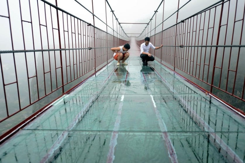 Puente de cristal para amantes de las emociones fuertes