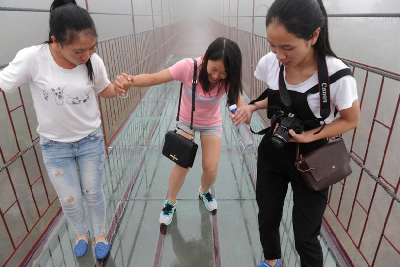 Puente de cristal para amantes de las emociones fuertes