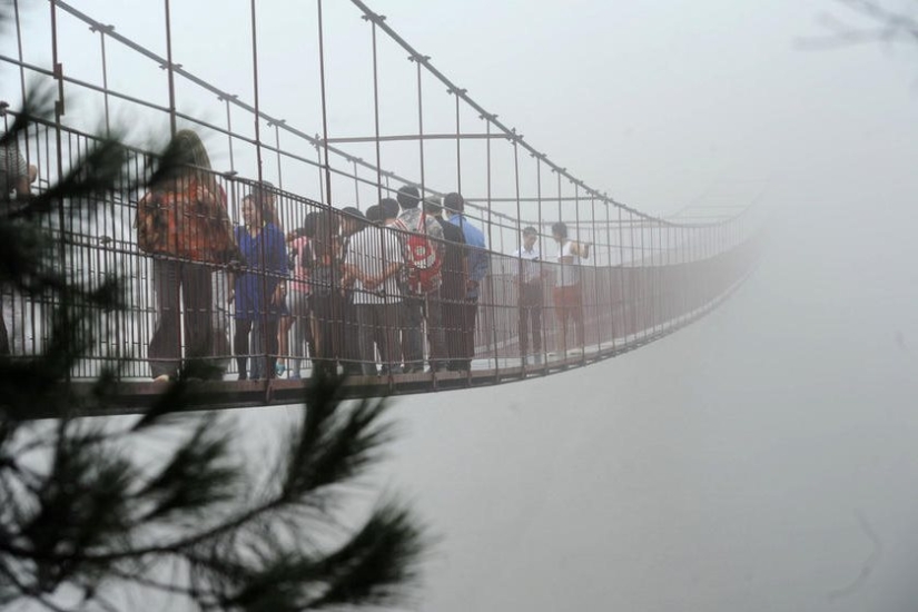 Puente de cristal para amantes de las emociones fuertes