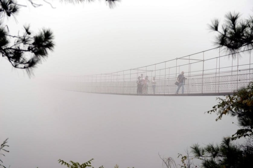 Puente de cristal para amantes de las emociones fuertes