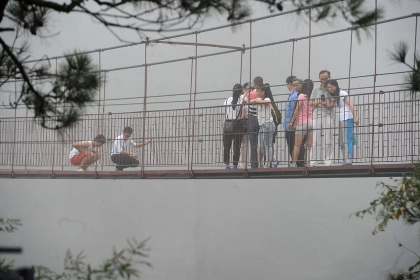 Puente de cristal para amantes de las emociones fuertes