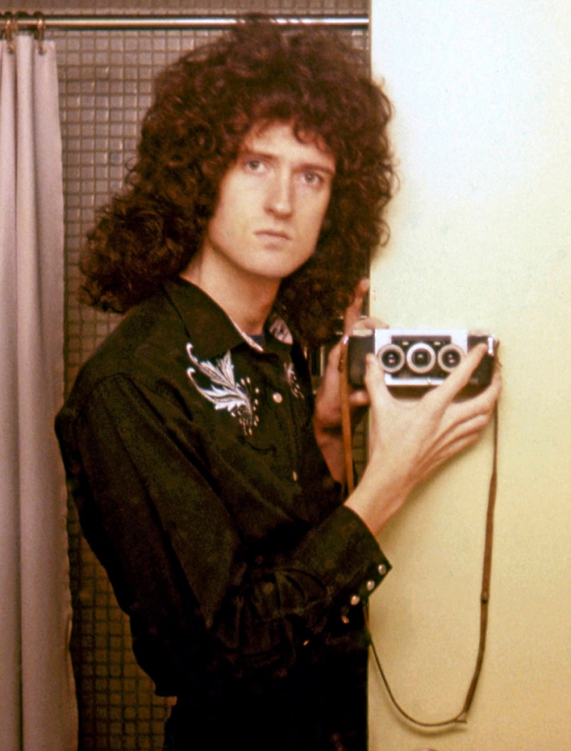 Queen guitarist Brian May posted unknown photos of Freddie Mercury and the band
