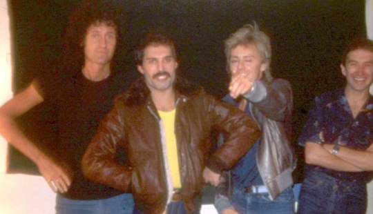 Queen guitarist Brian May posted unknown photos of Freddie Mercury and the band