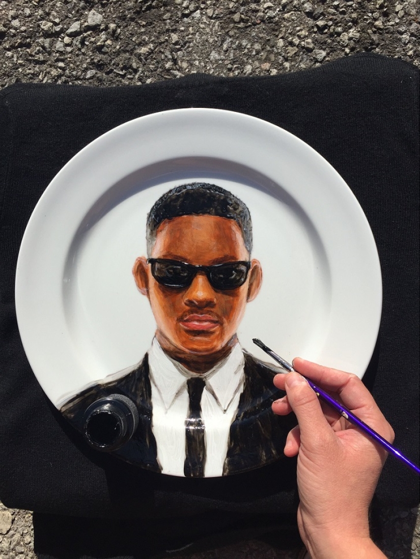 ¿Quién está en el plato? Artista pinta celebridades en platos