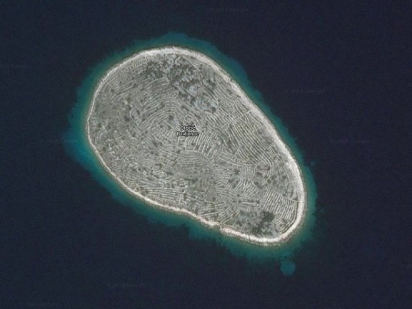 Quién hizo que la isla croata de Baljenac pareciera una huella dactilar