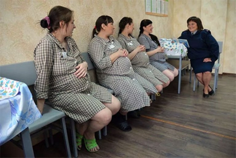 Quiénes son "mujeres de familia" y "bychkoski": la jerga de las cárceles de mujeres rusas