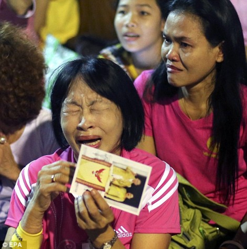 Rainy day: Thai residents mourn the death of their king