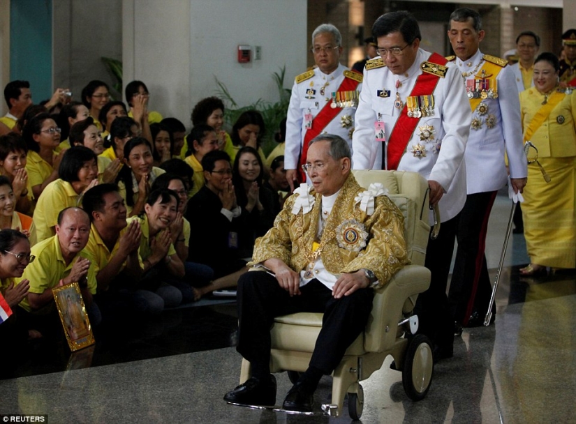 Rainy day: Thai residents mourn the death of their king