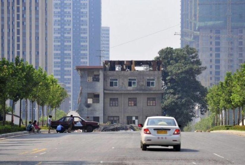 Residentes obstinados de un edificio de tres pisos.