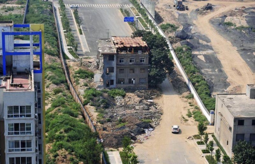 Residentes obstinados de un edificio de tres pisos.